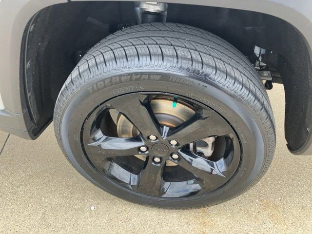 Certified 2023 Jeep Grand Cherokee L Limited w/ Black Appearance Package AWD/4WD image 28