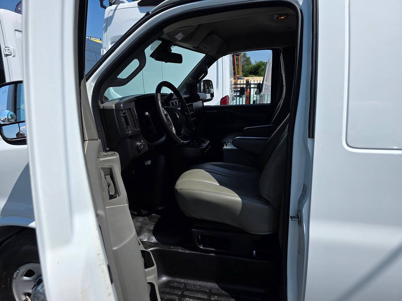 Used 2019 Chevrolet Express 3500 Extended w/ Driver Convenience Package RWD image 15