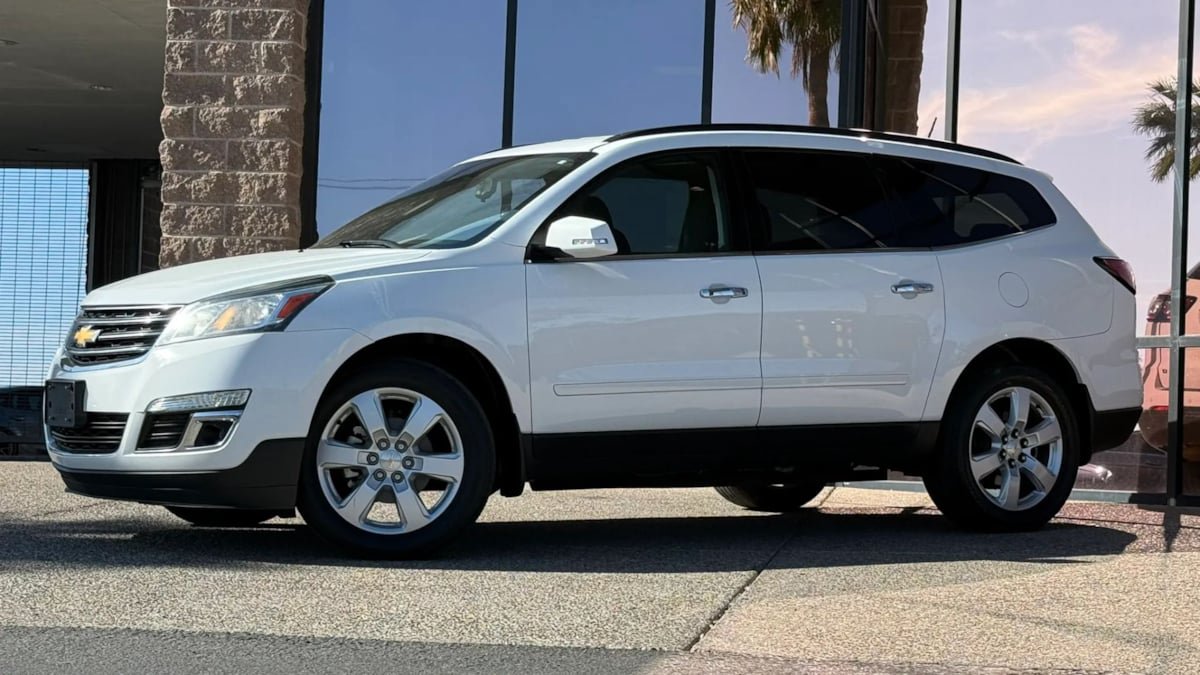 Used 2017 Chevrolet Traverse LT w/ Style and Technology Package AWD/4WD image 3