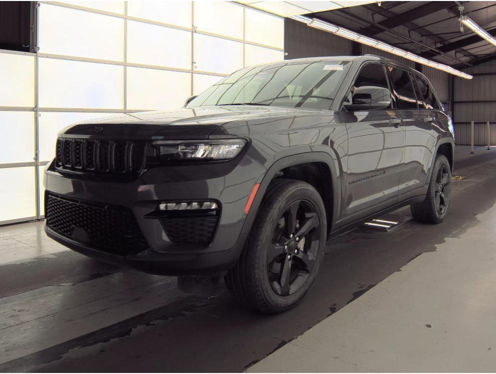 Used 2024 Jeep Grand Cherokee Limited w/ Black Appearance Package AWD/4WD image 3