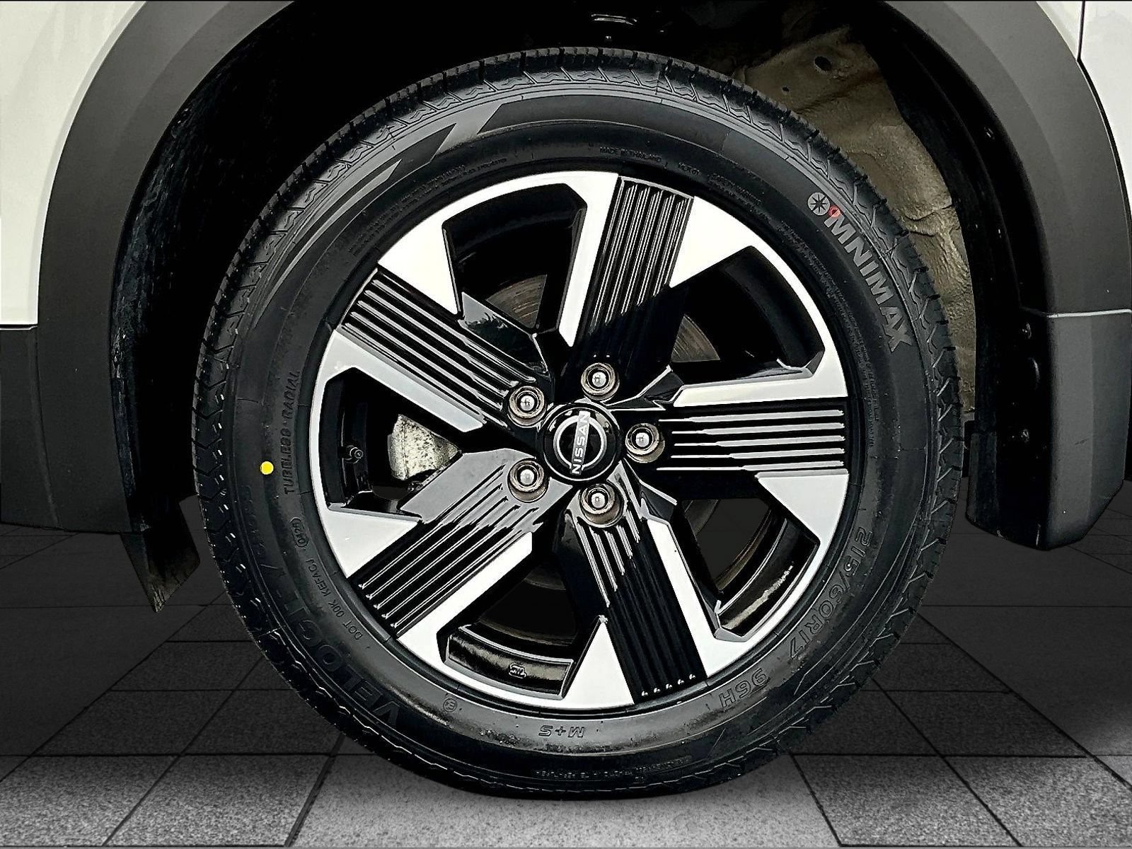 Certified 2025 Nissan Kicks SR AWD/4WD image 36