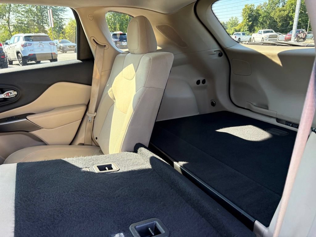 Used 2019 Jeep Cherokee Latitude w/ Popular Appearance Group AWD/4WD image 21