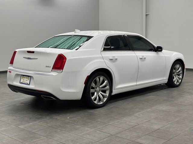 Used 2018 Chrysler 300 Touring w/ Chrome Appearance Package RWD image 2