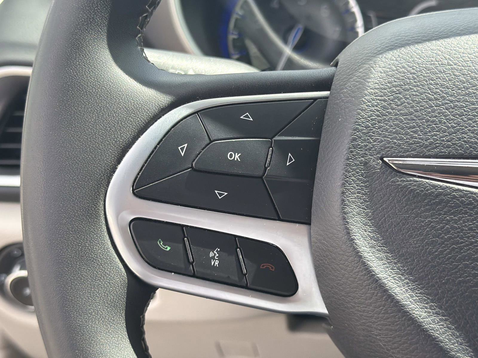 Used 2023 Chrysler Pacifica Touring-L FWD image 9
