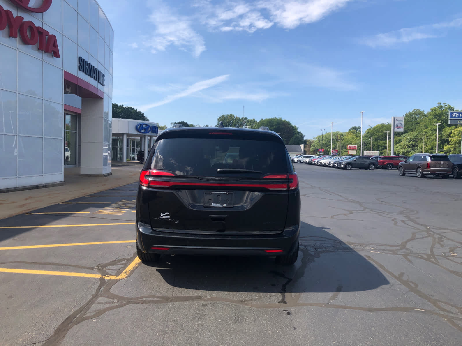 Used 2025 Chrysler Pacifica Limited FWD image 6