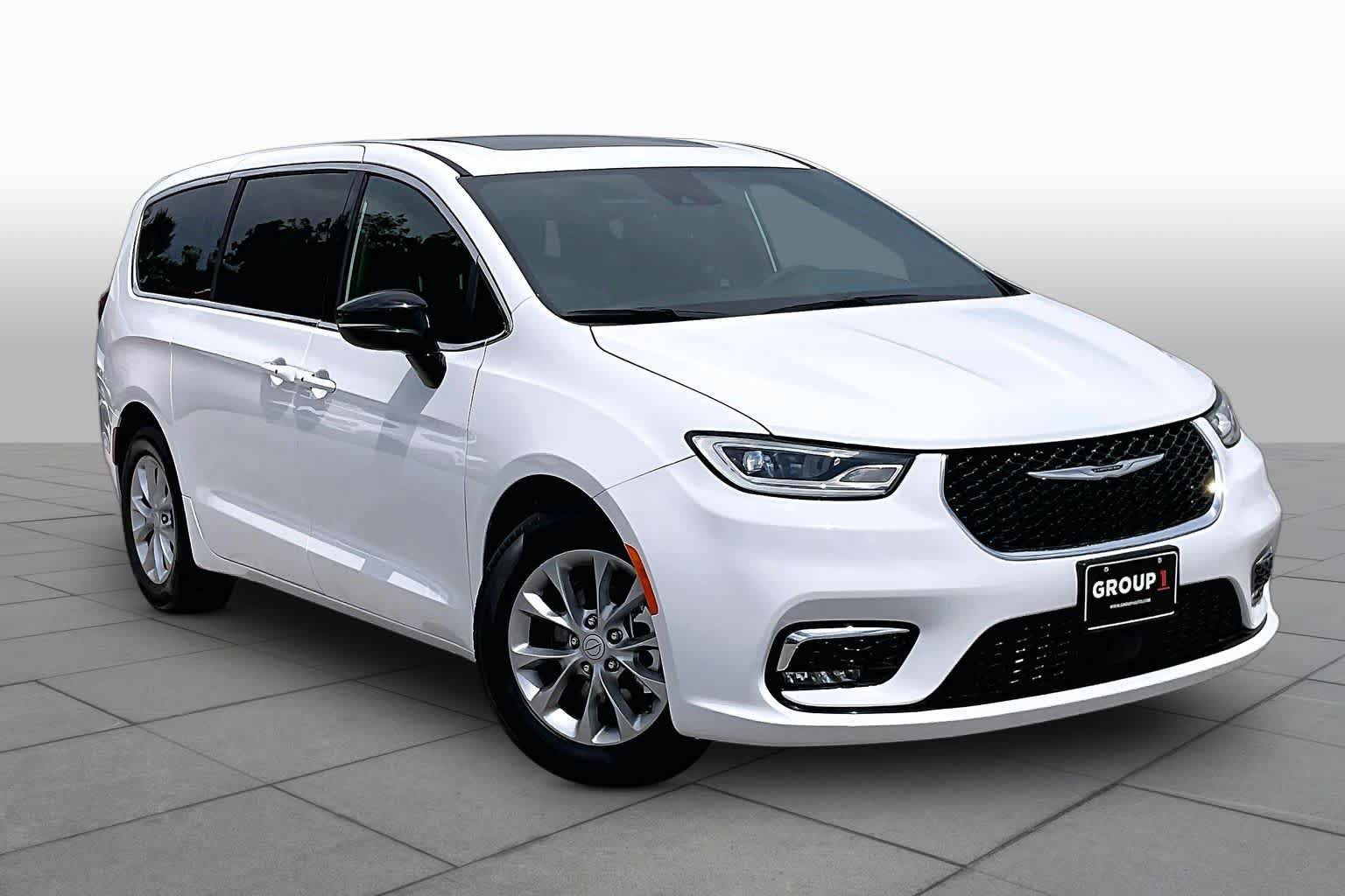 Used 2026 Chrysler Pacifica Limited FWD image 3