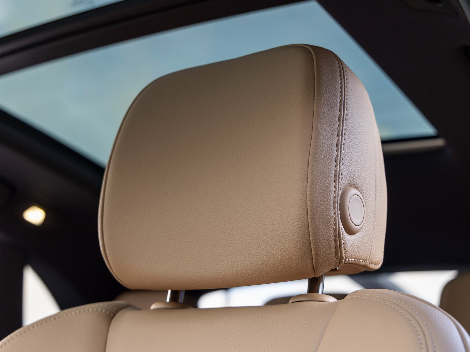 Certified 2025 Porsche Macan image 28