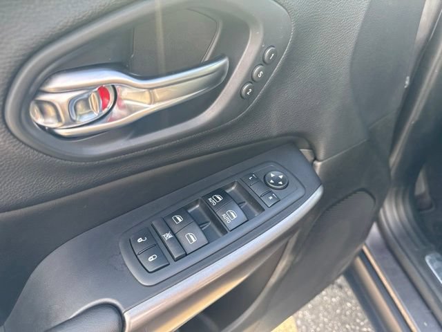 Used 2019 Jeep Cherokee Limited AWD/4WD image 23