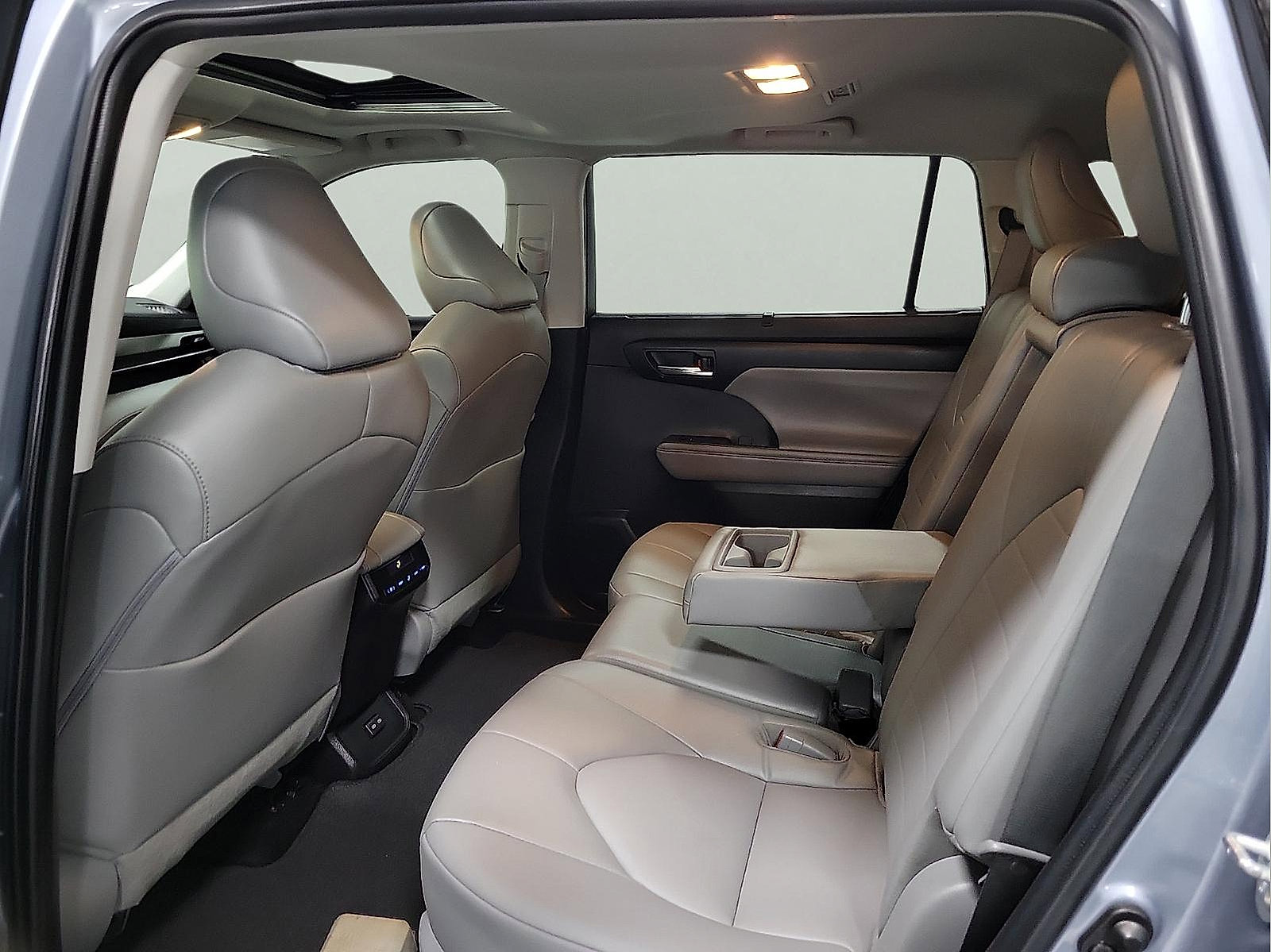 Used 2022 Toyota Highlander XLE image 9