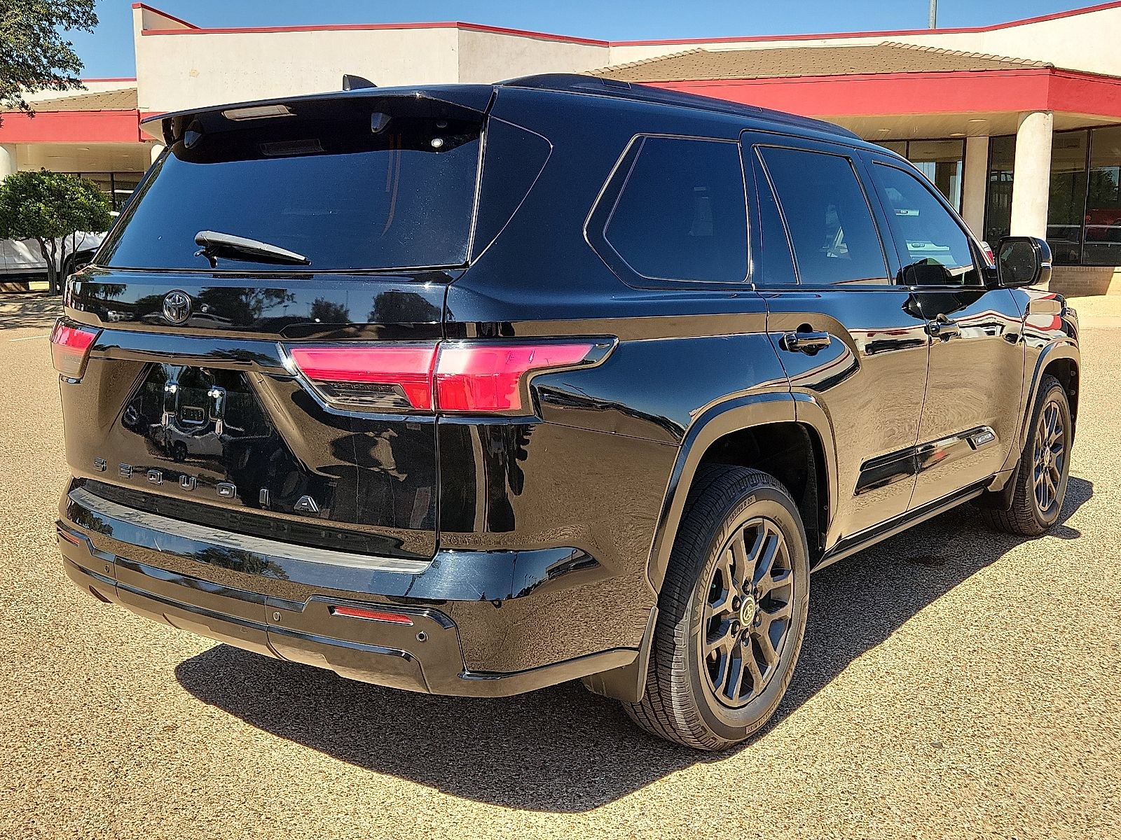 Used 2024 Toyota Sequoia Platinum AWD/4WD image 4
