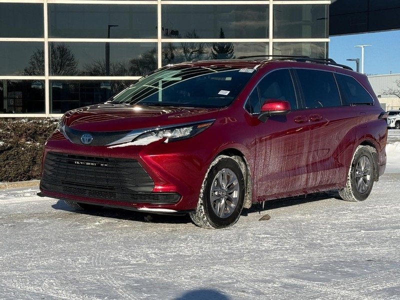 Used 2025 Toyota Sienna LE image 7
