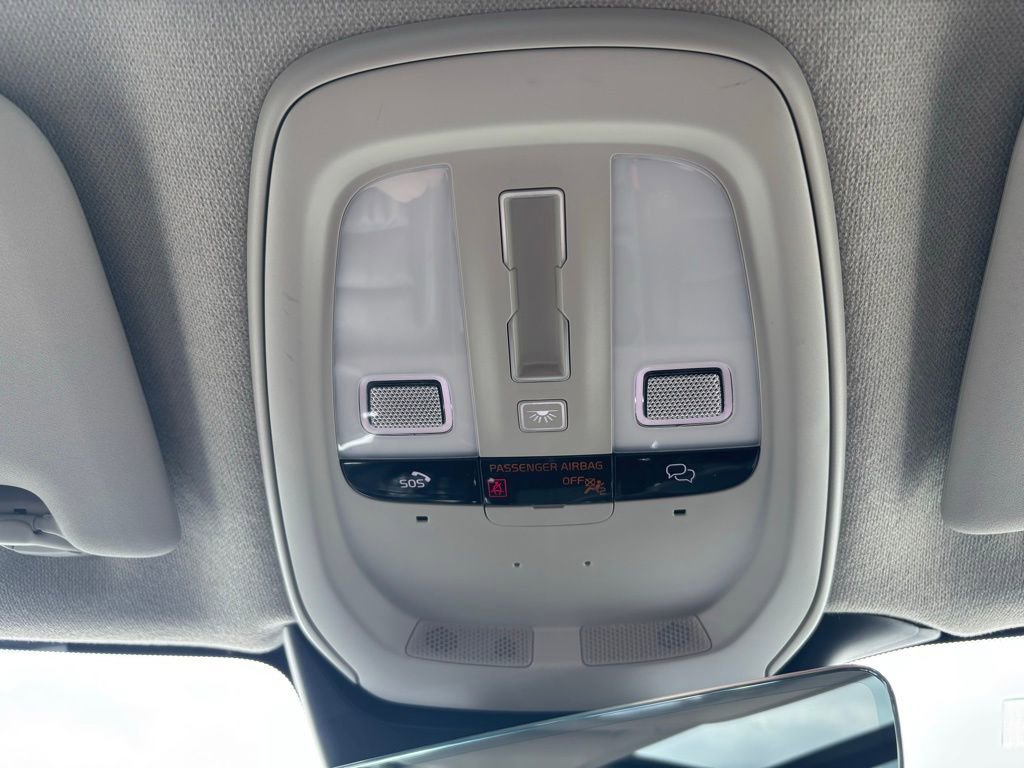 Used 2024 Volvo XC40 B5 Core image 14