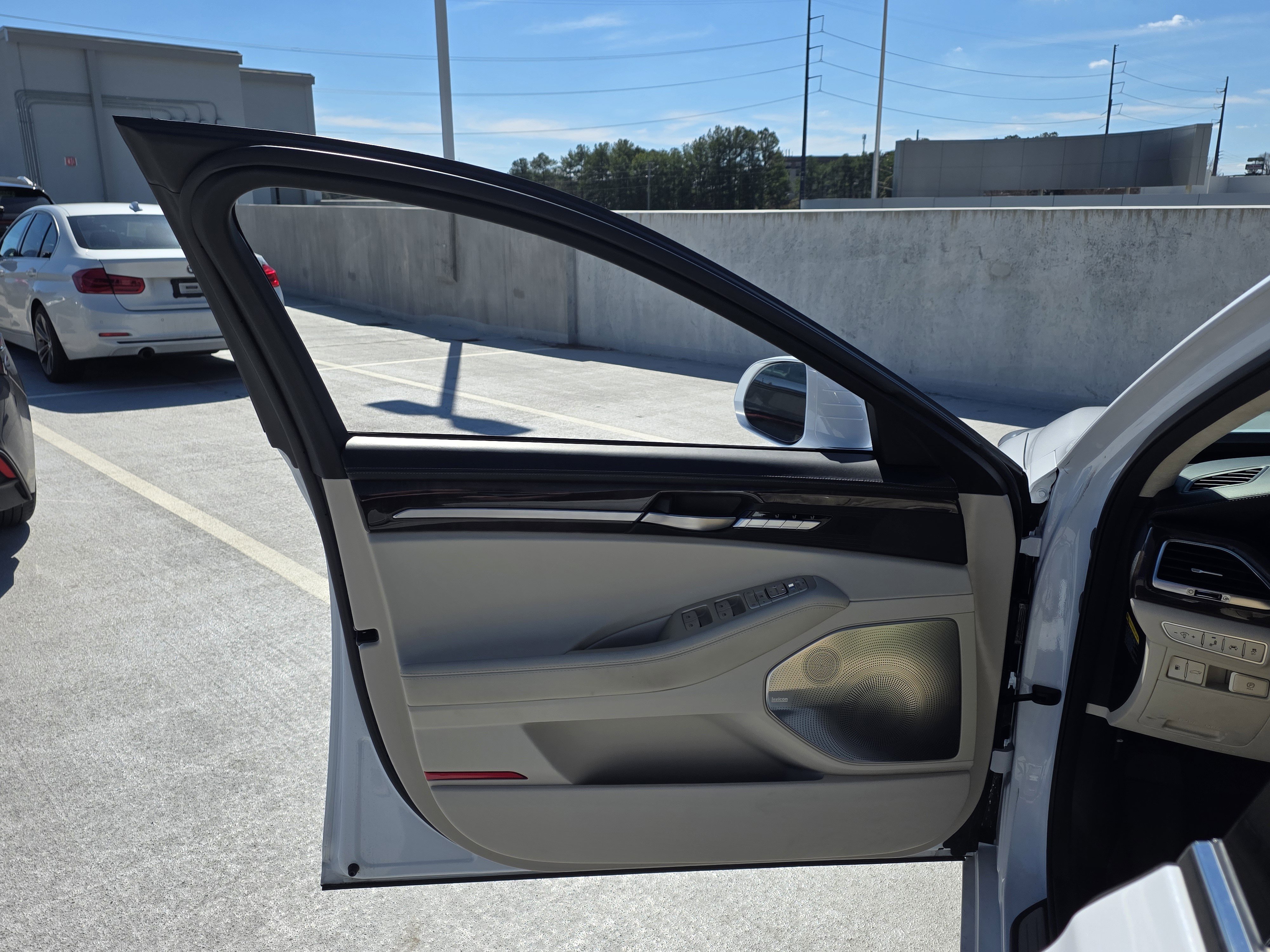 Used 2018 Genesis G90 5.0 Ultimate image 9