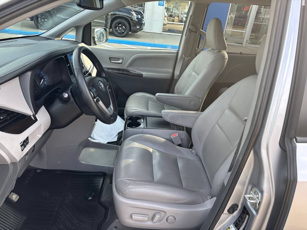 Used 2018 Toyota Sienna XLE w/ XLE Navigation Package FWD image 9