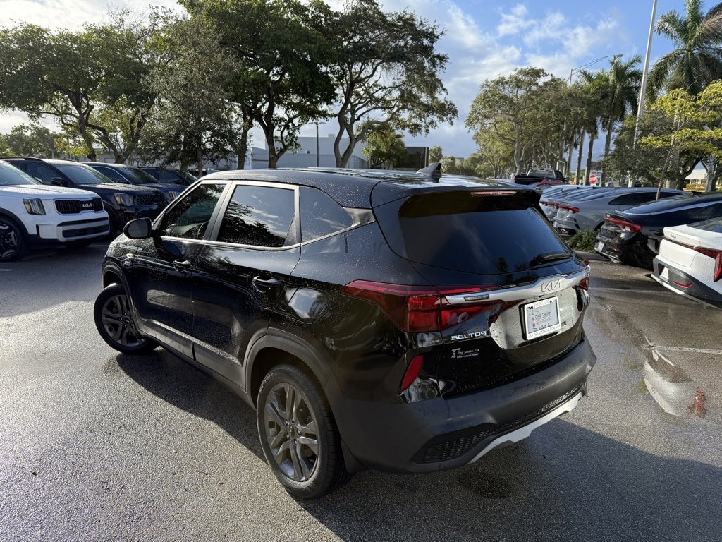 Certified 2023 Kia Seltos LX image 2