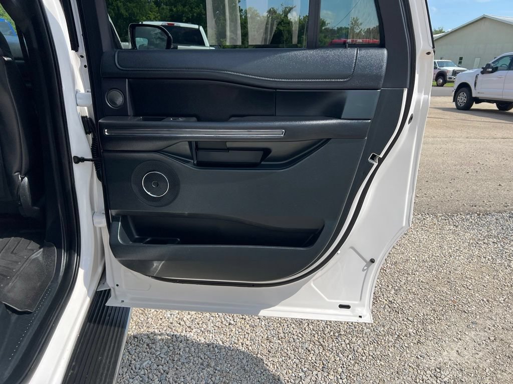 Used 2019 Ford Expedition Max XLT w/ Equipment Group 202A AWD/4WD image 18