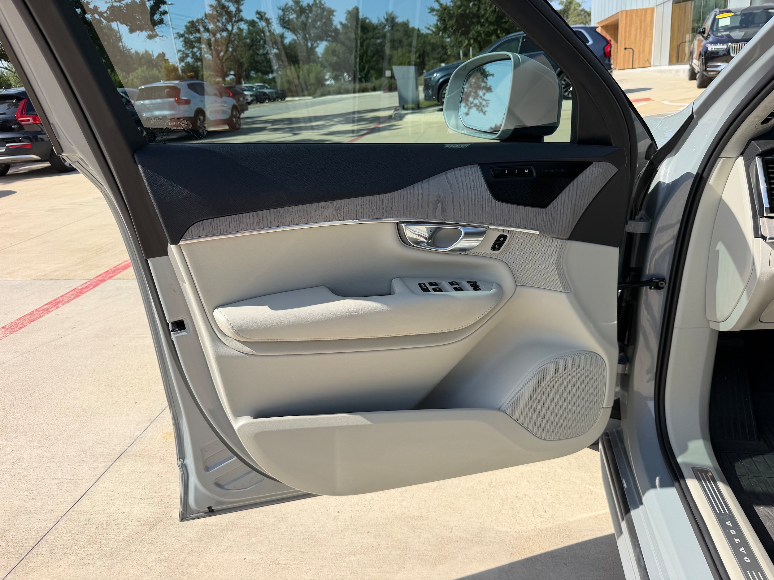 Certified 2025 Volvo XC90 T8 Plus w/ Protection Package Premier AWD/4WD image 24