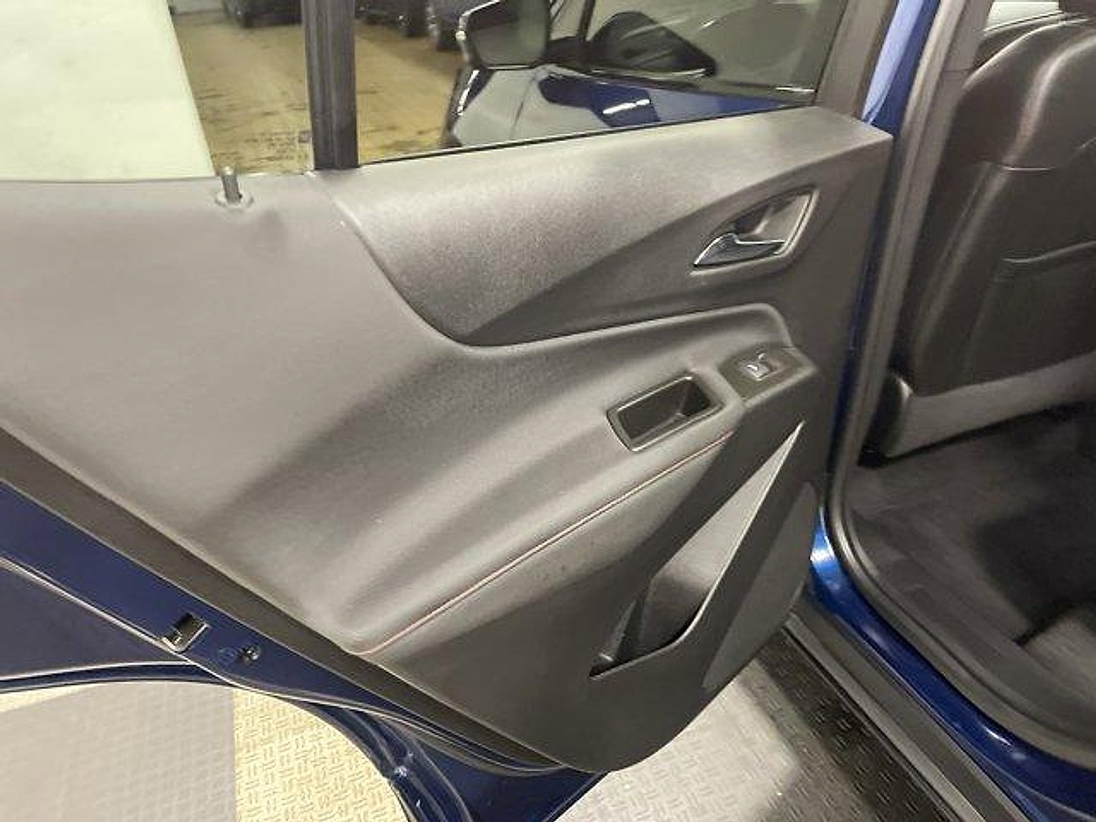 Used 2023 Chevrolet Equinox RS FWD image 11