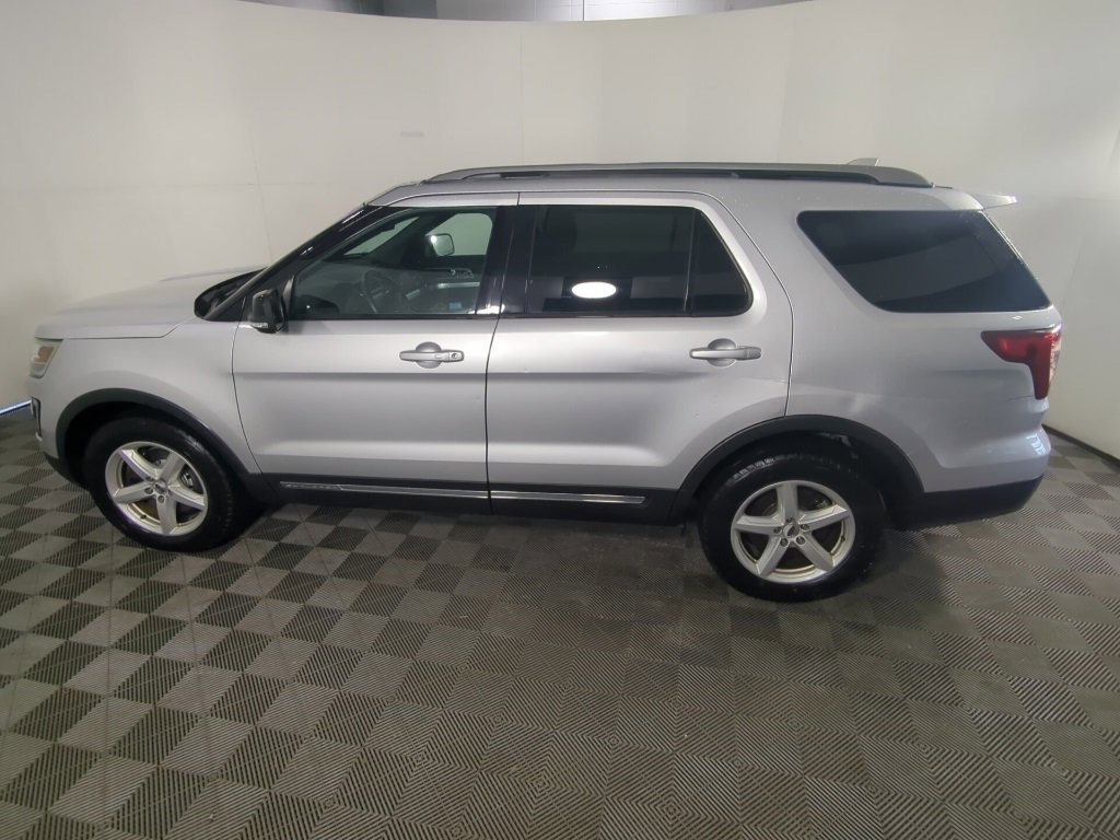 Used 2017 Ford Explorer XLT w/ Equipment Group 202A image 5