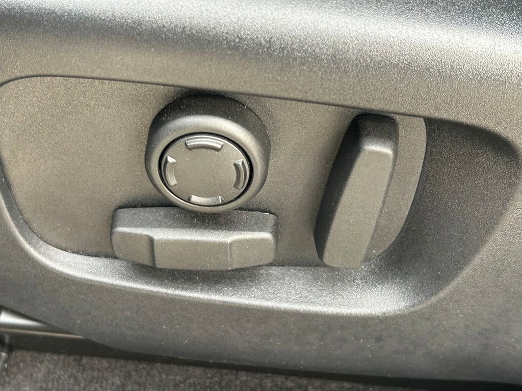 Used 2024 Land Rover Range Rover Evoque Dynamic SE image 28