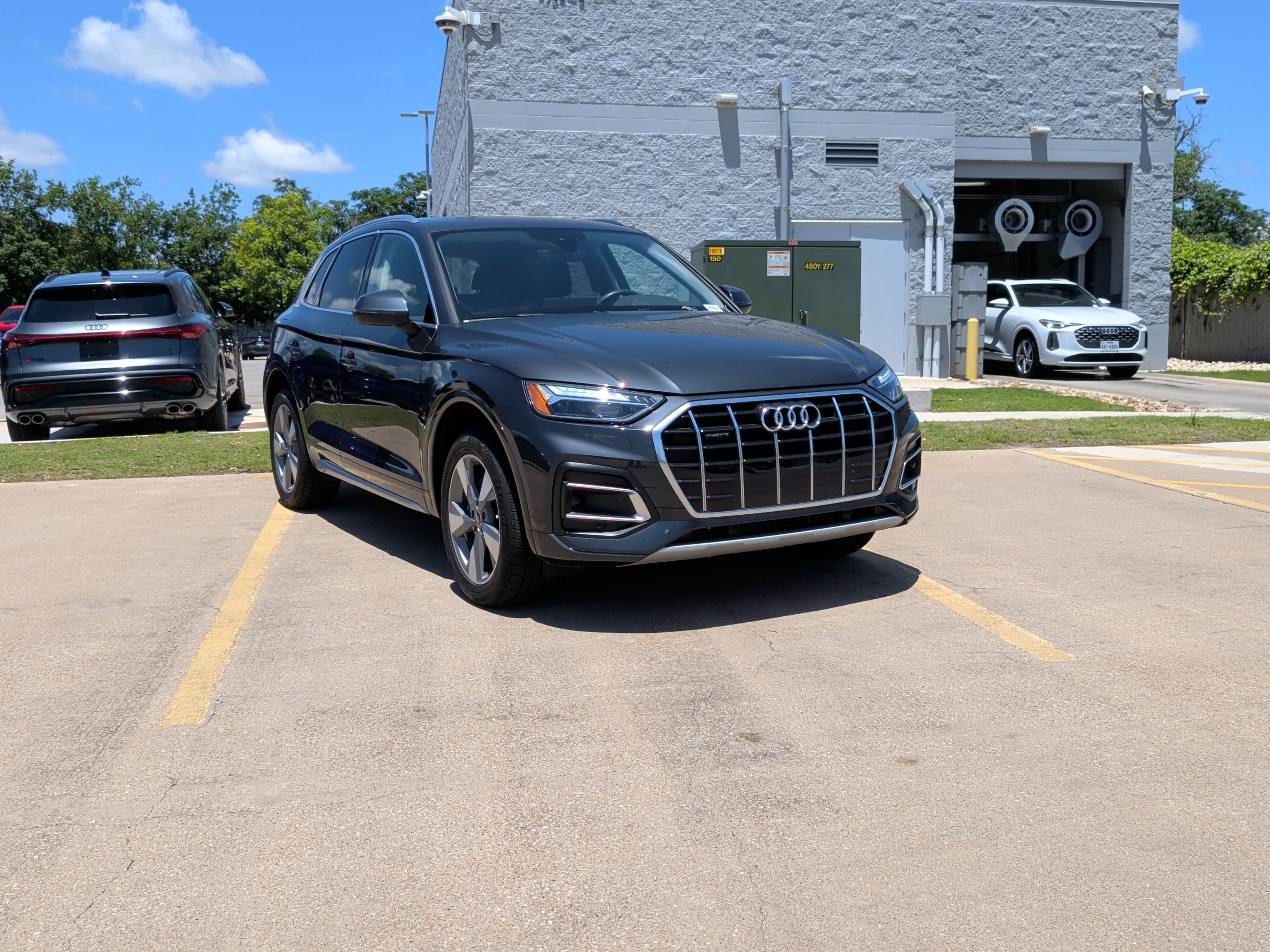 Certified 2023 Audi Q5 2.0T Premium w/ Convenience Package AWD/4WD image 2