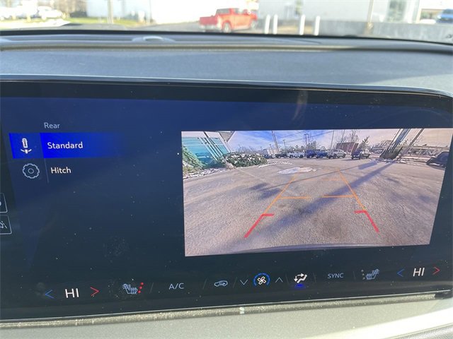 Used 2025 Chevrolet Traverse LT image 17