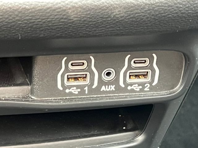 Used 2024 Chrysler Pacifica Limited FWD image 31