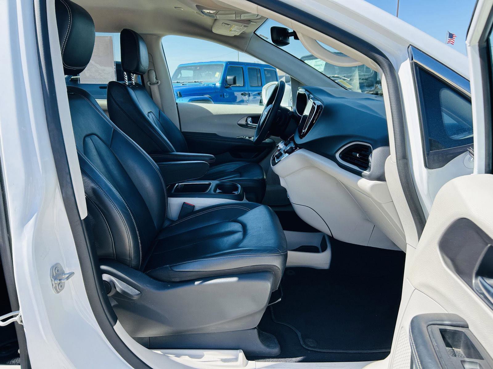 Used 2022 Chrysler Pacifica Touring-L FWD image 32