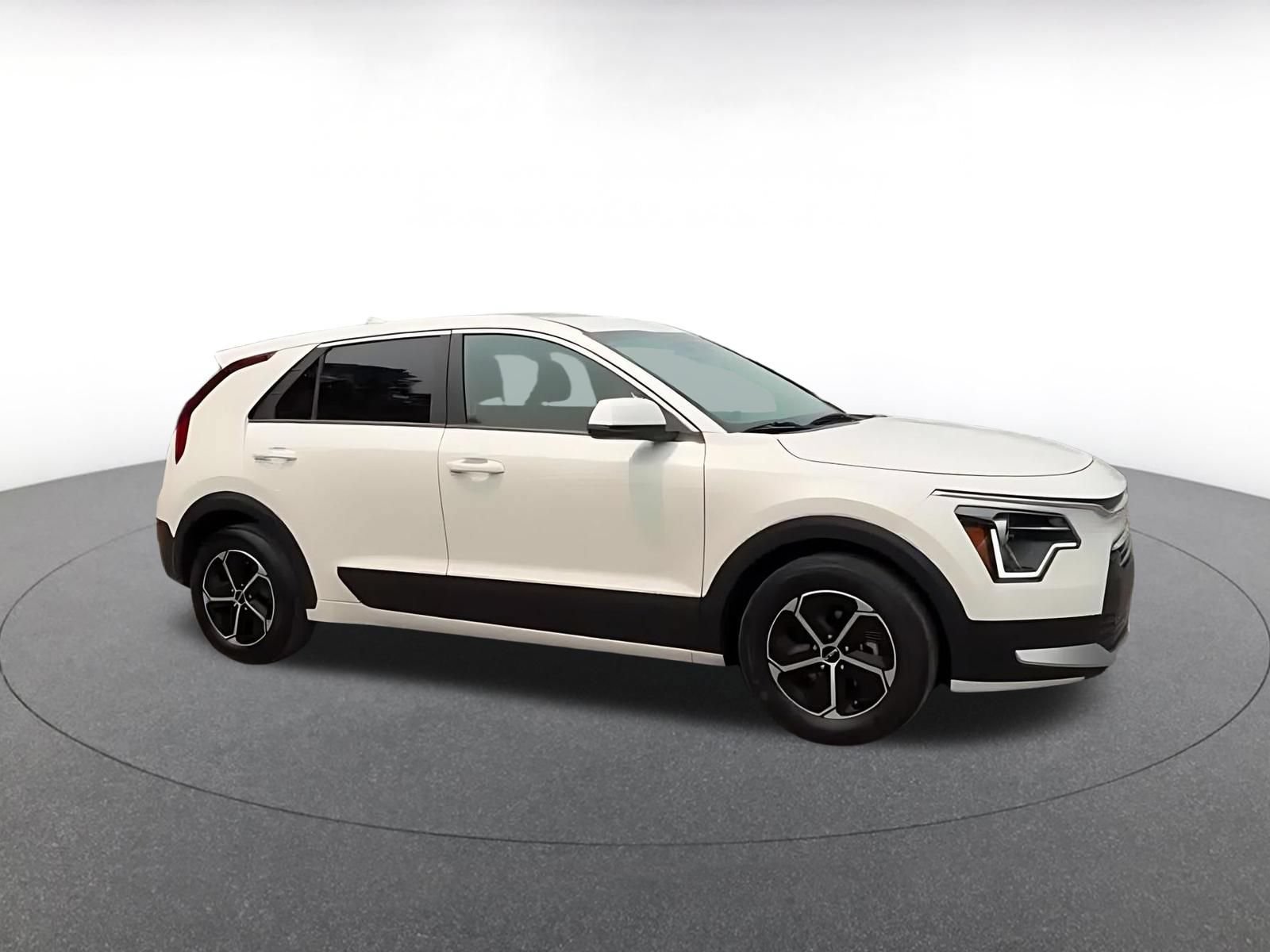 Used 2026 Kia Niro LX FWD image 2