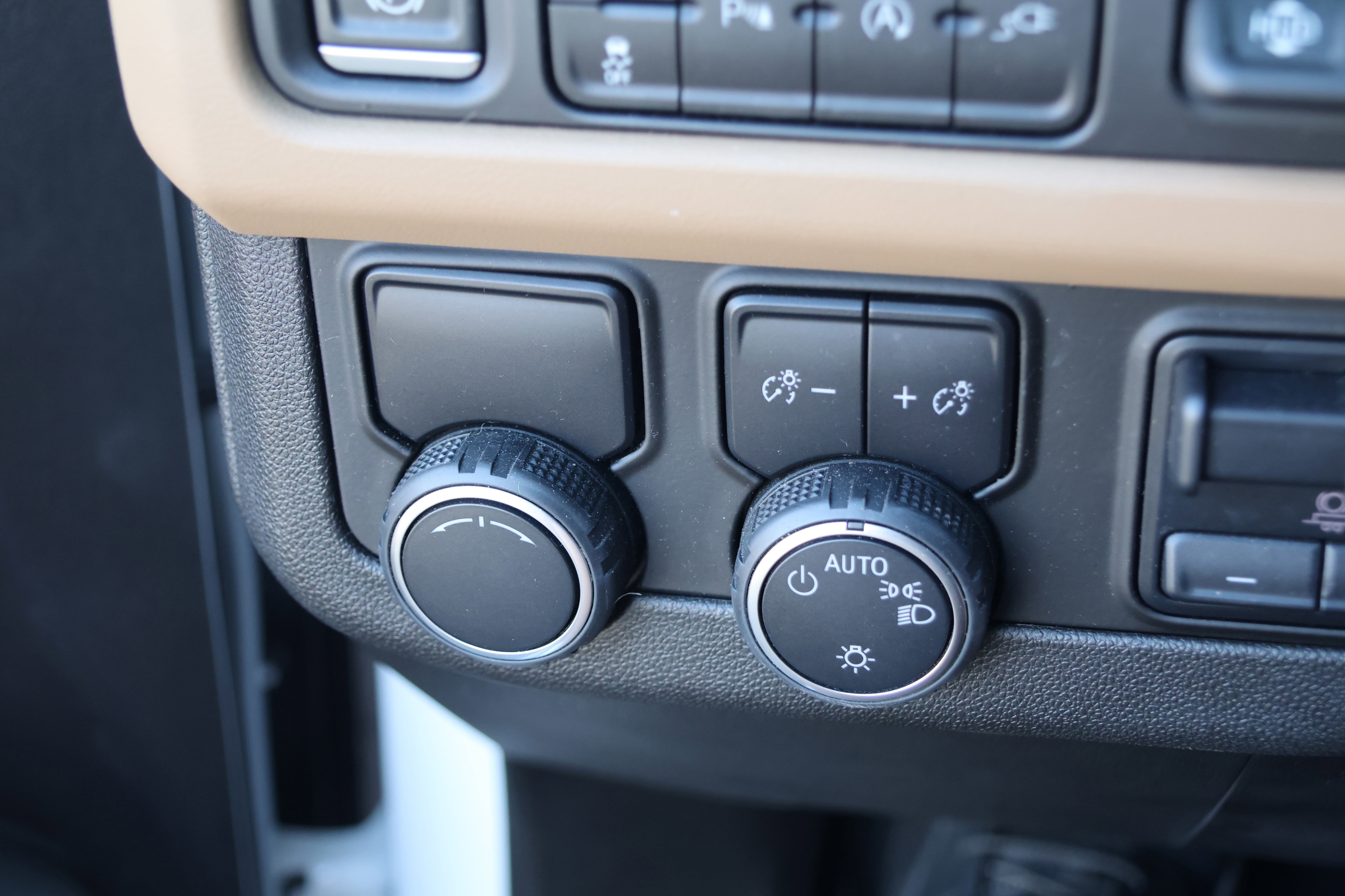 Used 2021 Chevrolet Suburban Premier w/ Premium Package image 16