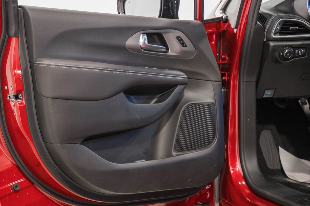 New 2026 Chrysler Pacifica Select image 32