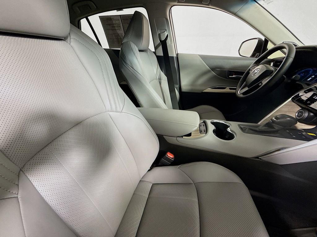 Used 2024 Toyota Venza Limited image 25