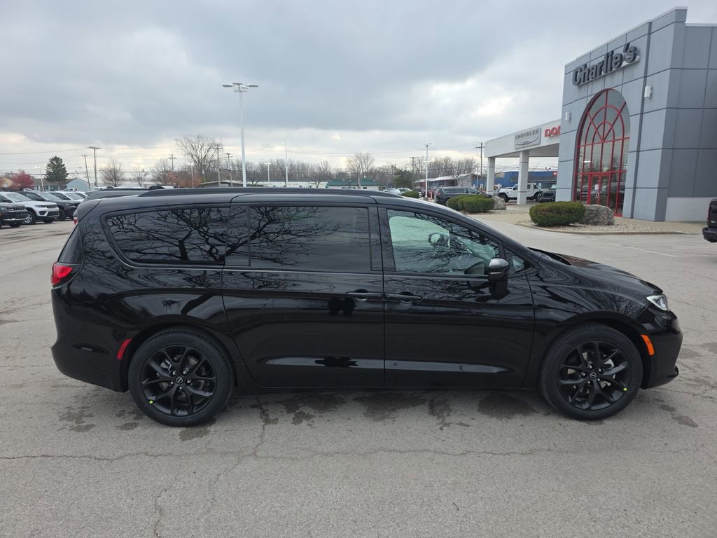 New 2026 Chrysler Pacifica Select image 6