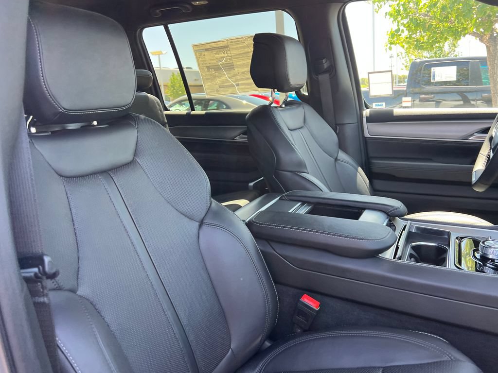 New 2025 Jeep Wagoneer L Series II AWD/4WD image 14