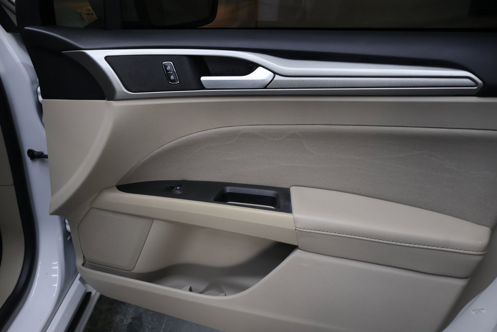 Used 2020 Ford Fusion SE image 12