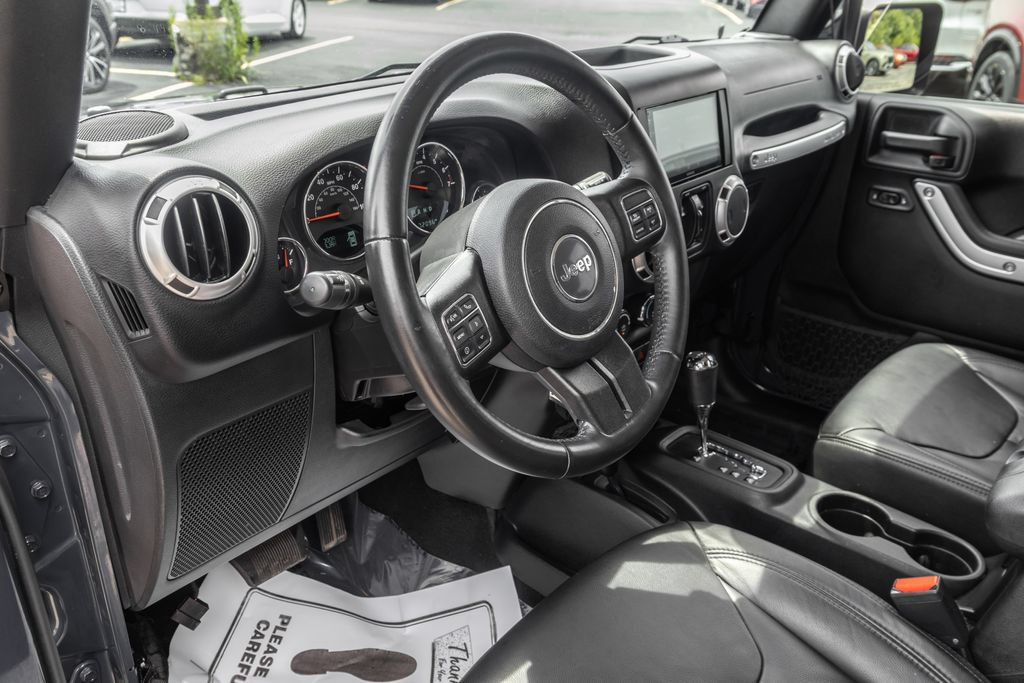 Used 2017 Jeep Wrangler Unlimited Sahara w/ Connectivity Group AWD/4WD image 15