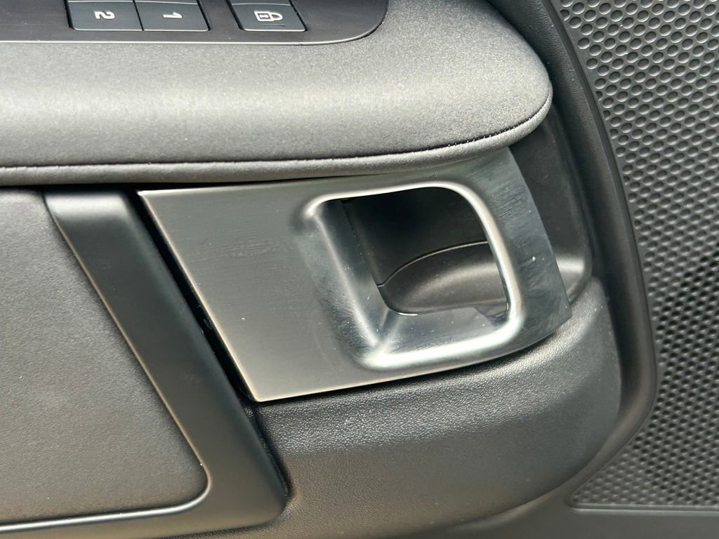 Used 2024 Land Rover Discovery Dynamic SE image 28