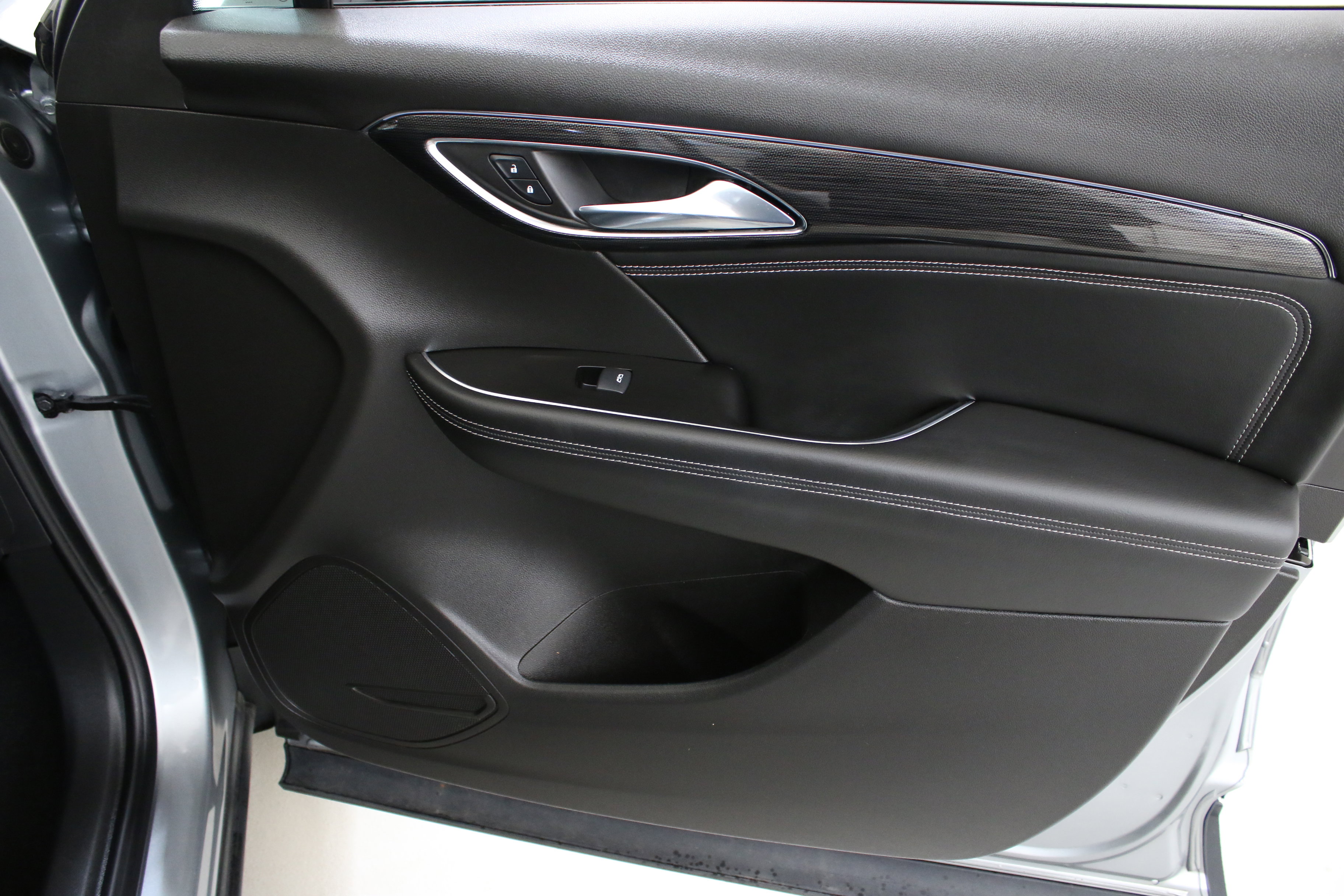 Used 2023 Buick Envision Essence image 32