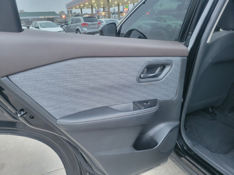 Used 2021 Nissan Rogue S image 23