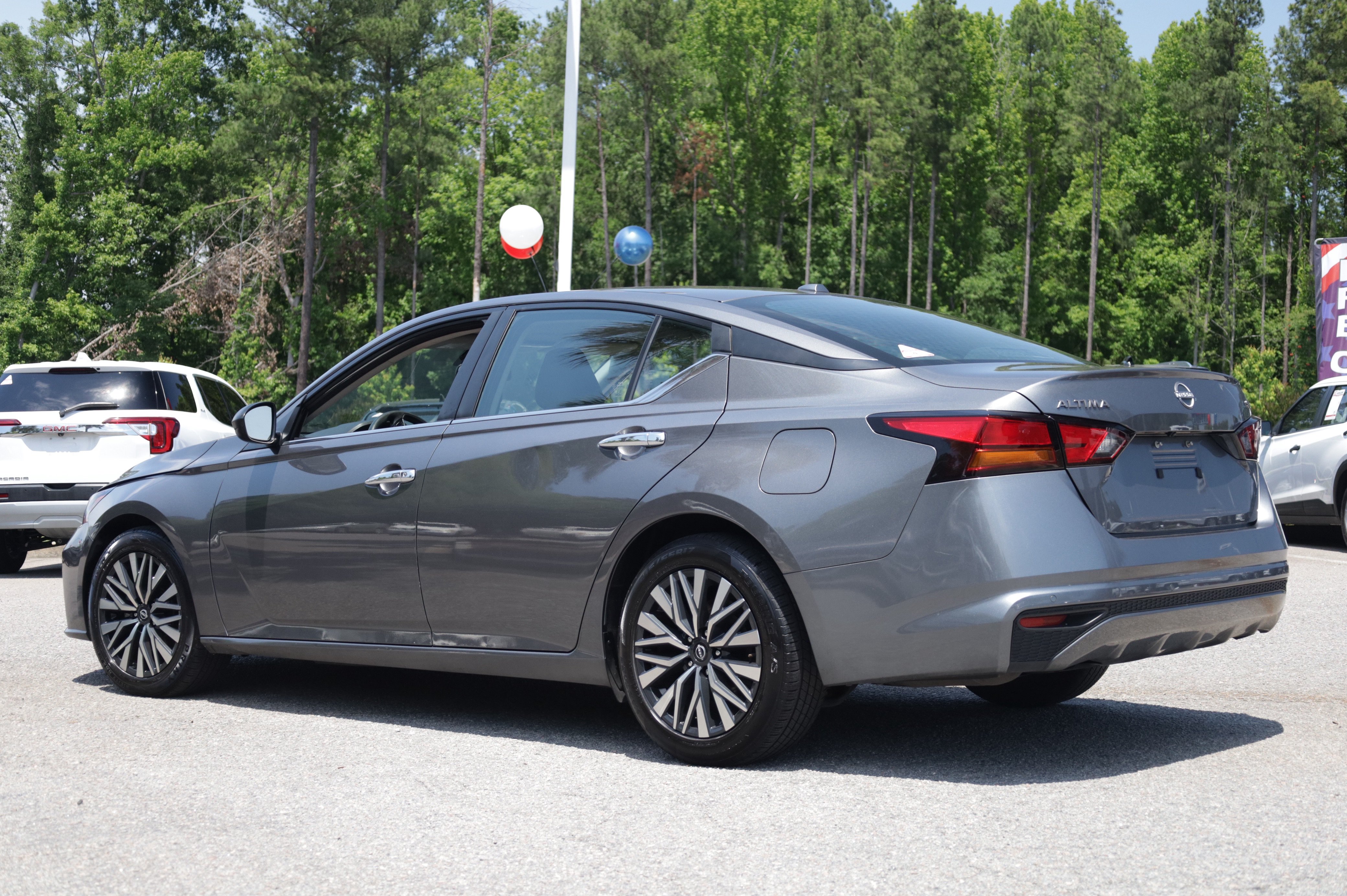 Used 2024 Nissan Altima 2.5 SV FWD image 2