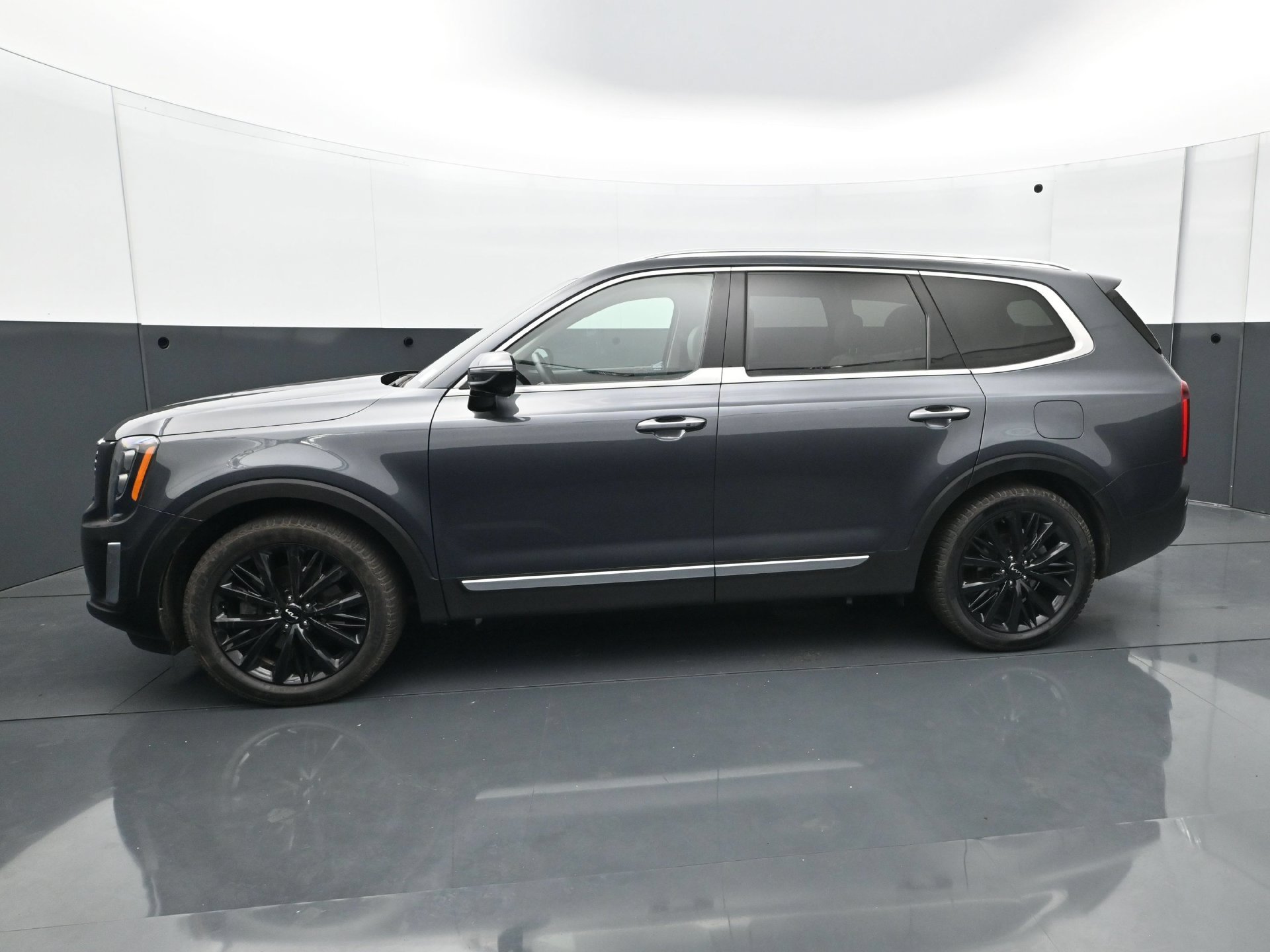Used 2022 Kia Telluride SX w/ SX Prestige Package AWD/4WD image 3
