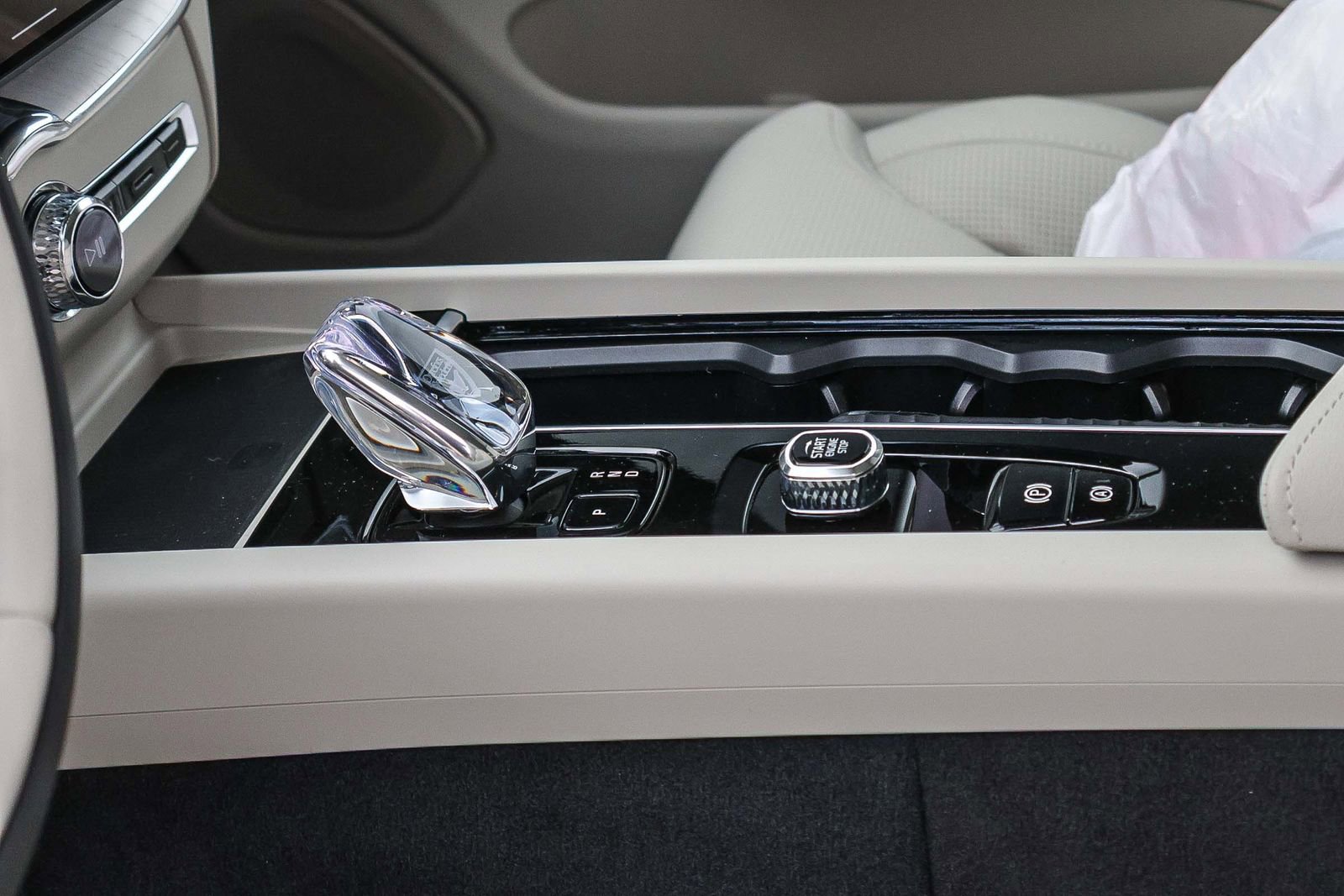 New 2026 Volvo XC60 T8 Ultra w/ Protection Package Premier image 31