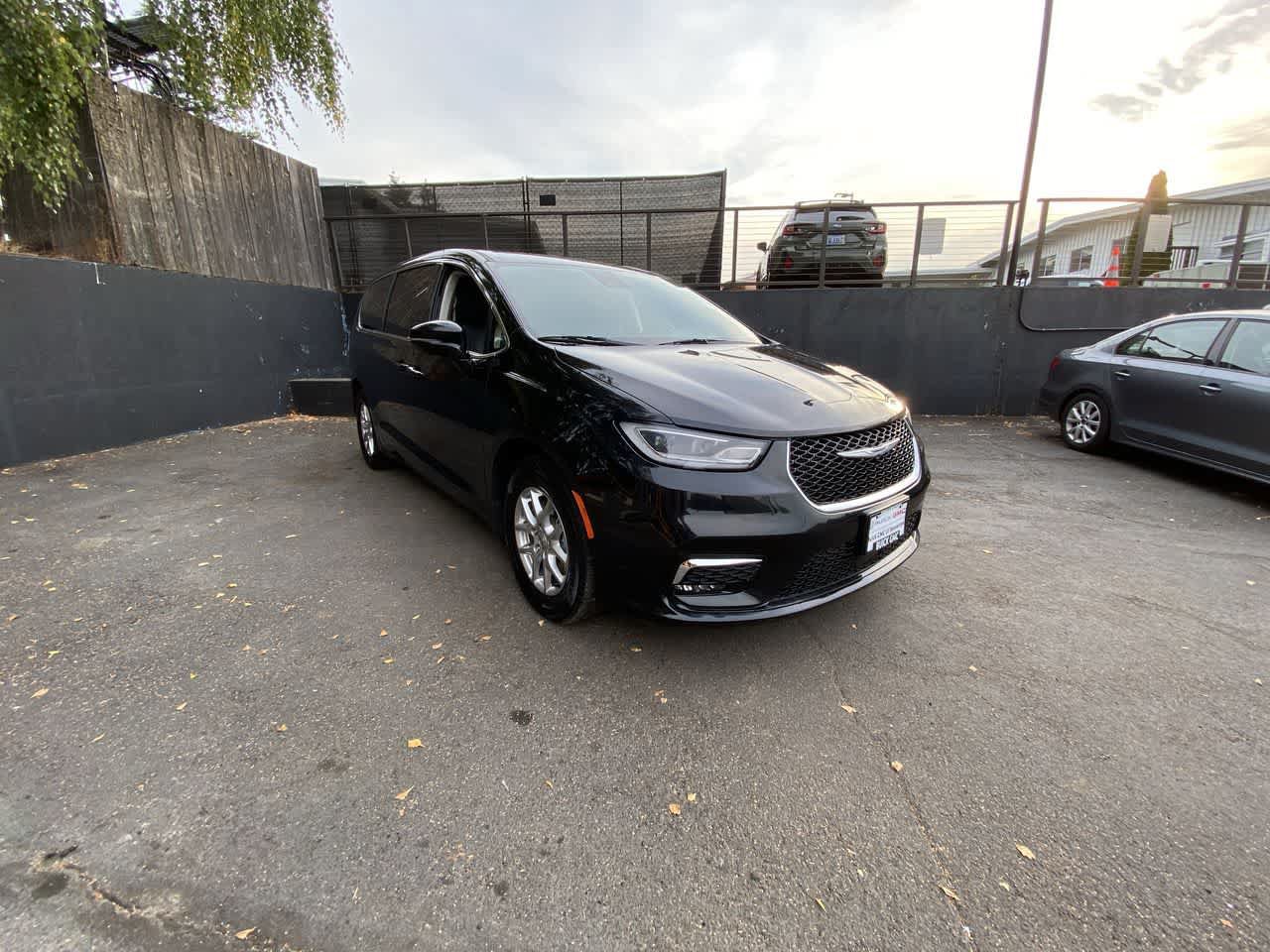 Used 2024 Chrysler Pacifica Touring-L FWD image 8