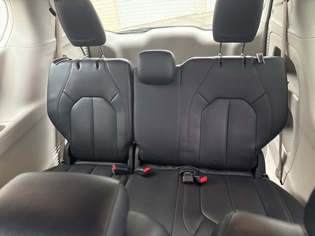 Used 2019 Chrysler Pacifica Touring-L image 12