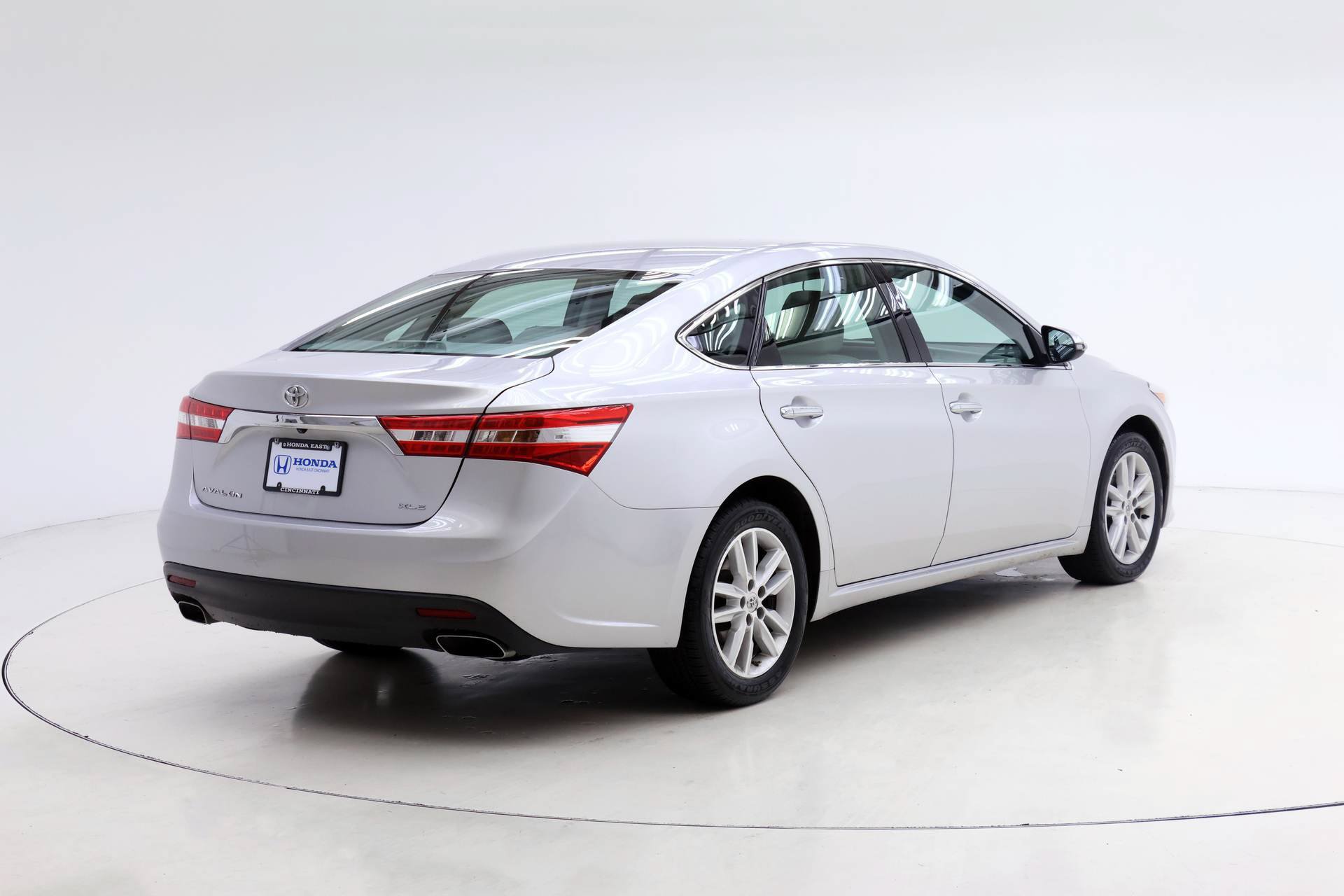 Used 2014 Toyota Avalon XLE FWD image 2
