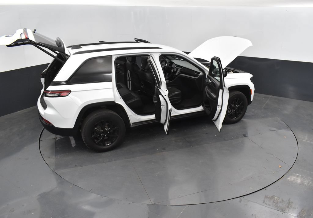 Used 2025 Jeep Grand Cherokee Altitude AWD/4WD image 51