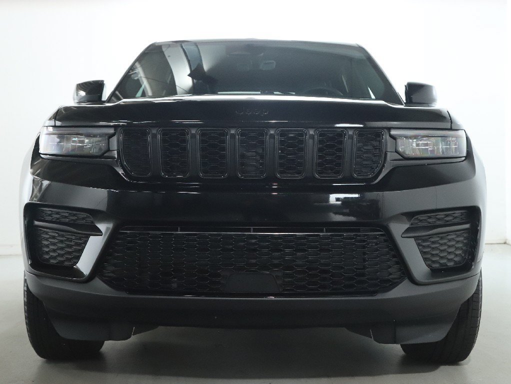 Used 2025 Jeep Grand Cherokee Altitude AWD/4WD image 5