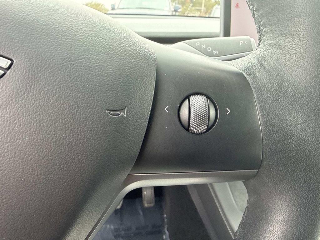 Used 2022 Tesla Model Y Long Range image 34