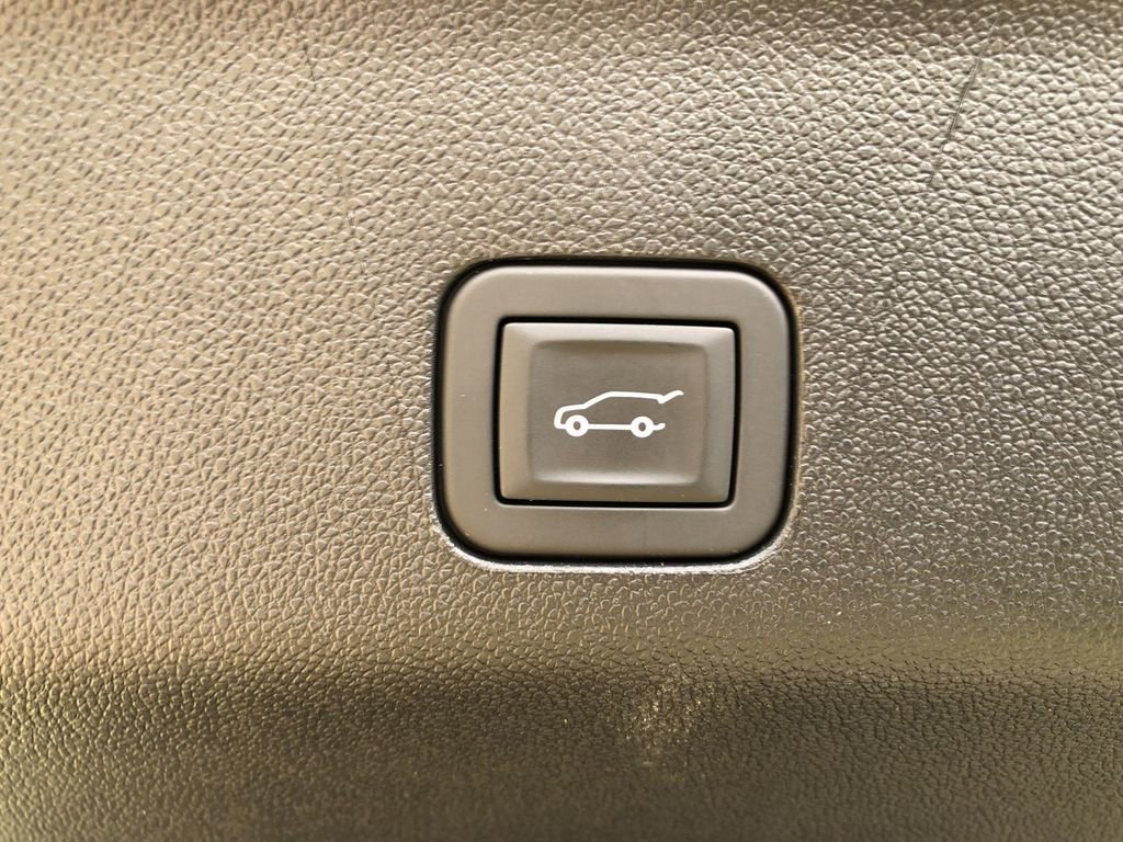 Used 2025 GMC Yukon AT4 w/ AT4 Premium Plus Package AWD/4WD image 18