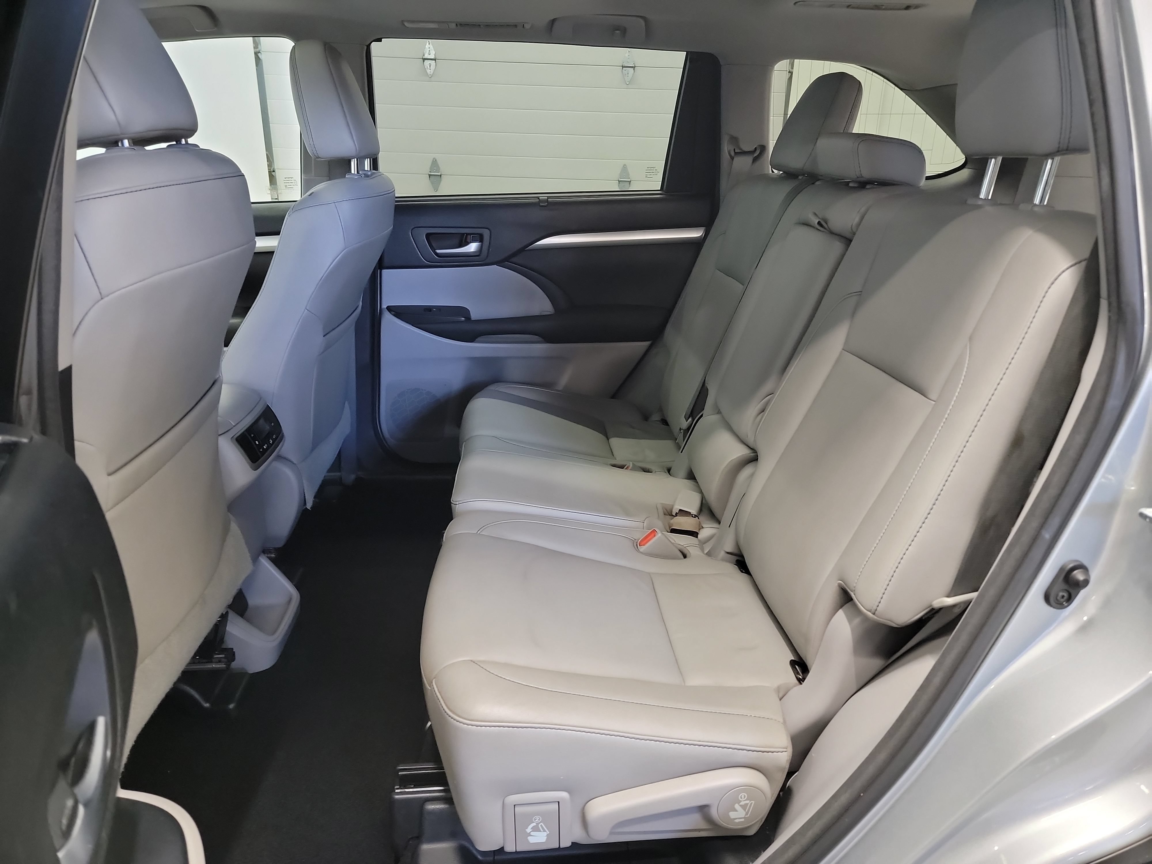 Used 2017 Toyota Highlander XLE w/ Carpet Mat Package AWD/4WD image 28